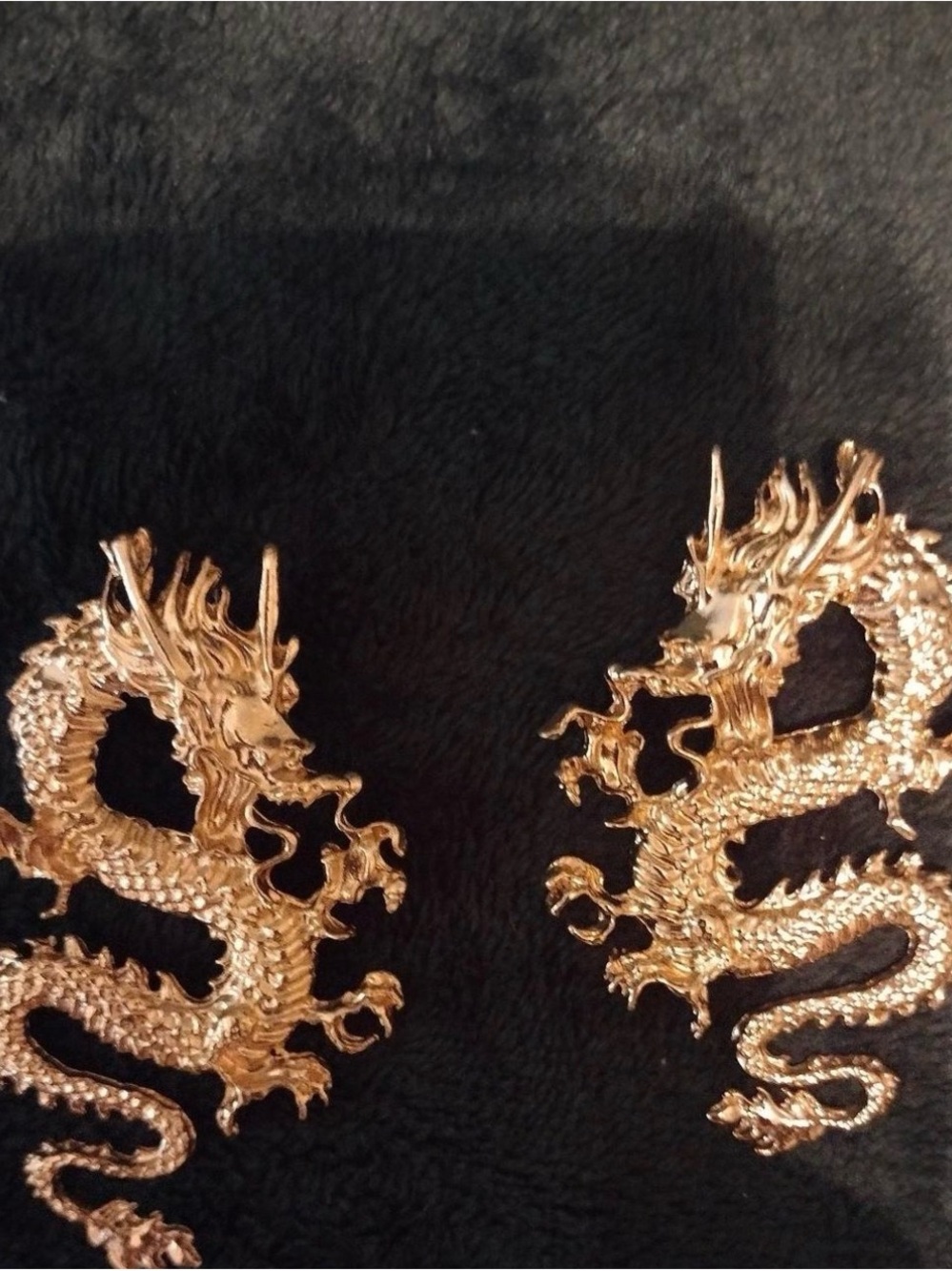 Gold tone Dragon elegance Pair of dragon earrings